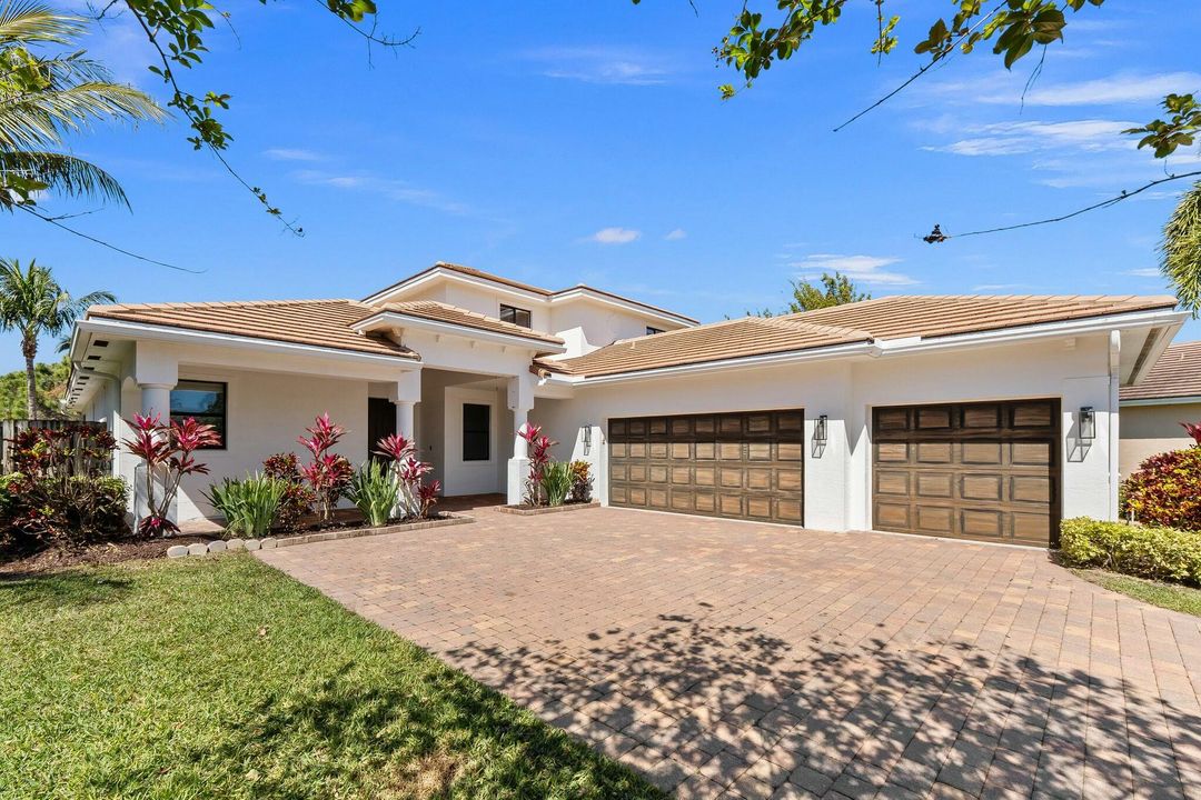 Activo con contrato: $979,000 (5 camas, 3 baños, 3012 Pies cuadrados)