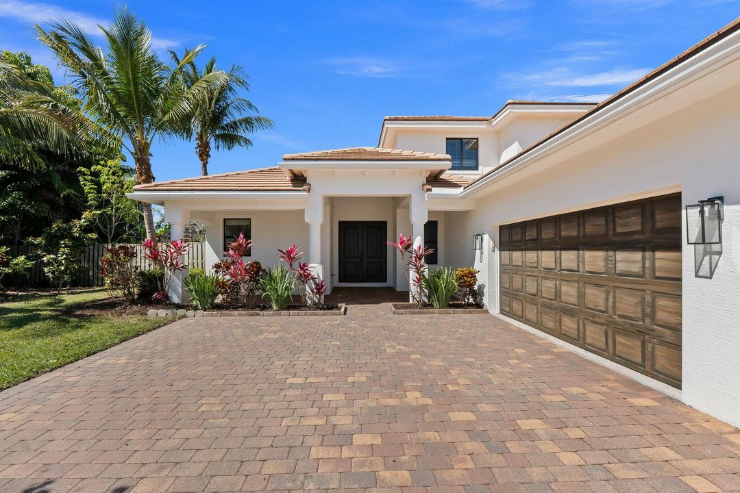 Activo con contrato: $979,000 (5 camas, 3 baños, 3012 Pies cuadrados)