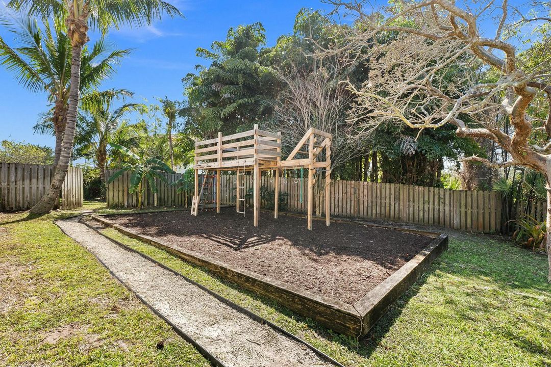 Activo con contrato: $979,000 (5 camas, 3 baños, 3012 Pies cuadrados)