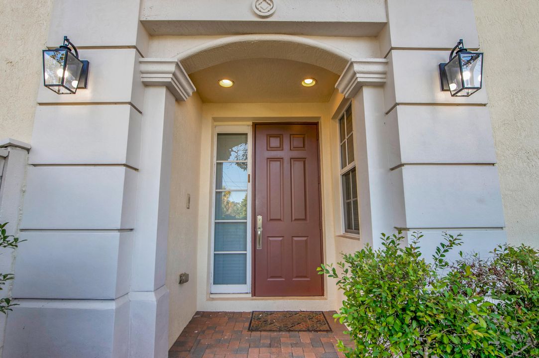 Recently Sold: $1,000,000 (4 beds, 3 baths, 3036 Square Feet)