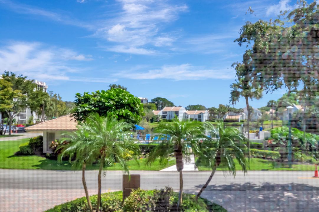 For Sale: $269,000 (2 beds, 2 baths, 1050 Square Feet)