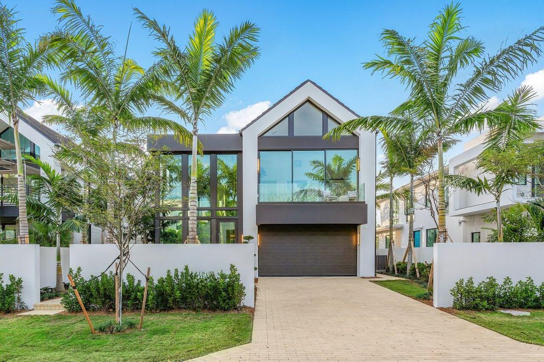 Active With Contract: $4,550,000 (4 beds, 4 baths, 4586 Square Feet)