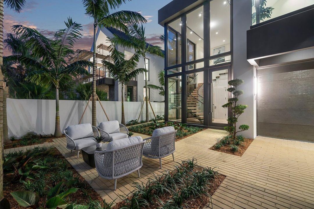 Active With Contract: $4,550,000 (4 beds, 4 baths, 4586 Square Feet)