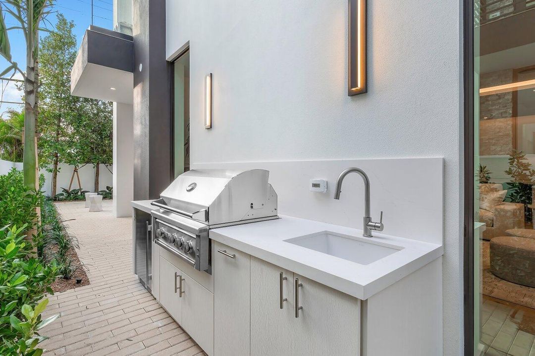 Active With Contract: $4,550,000 (4 beds, 4 baths, 4586 Square Feet)