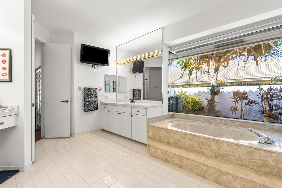 合同活跃: $1,299,000 (4 贝兹, 3 浴室, 3416 平方英尺)