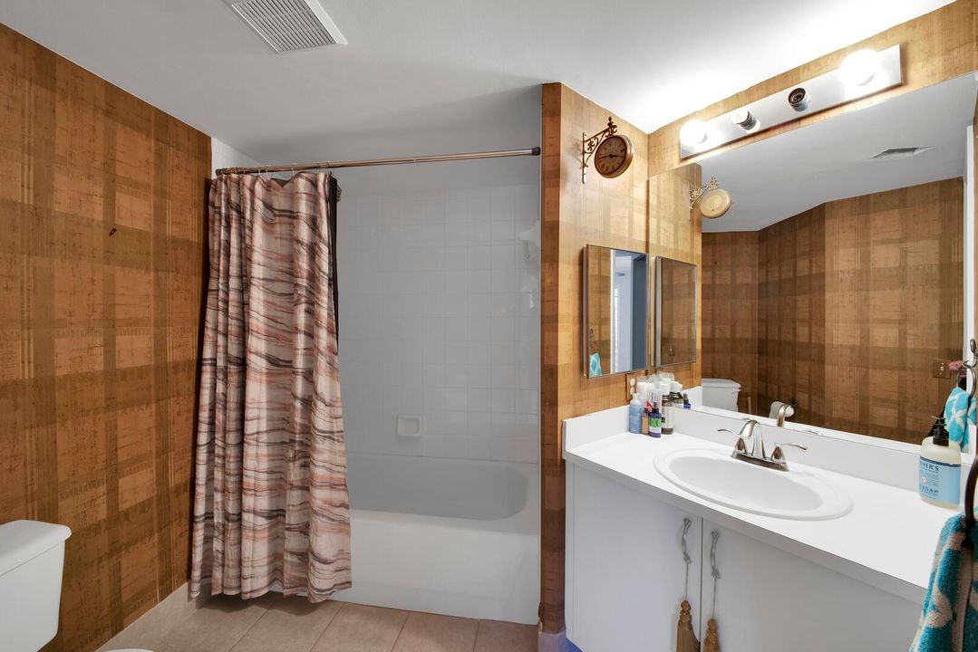 合同活跃: $299,500 (2 贝兹, 2 浴室, 1075 平方英尺)