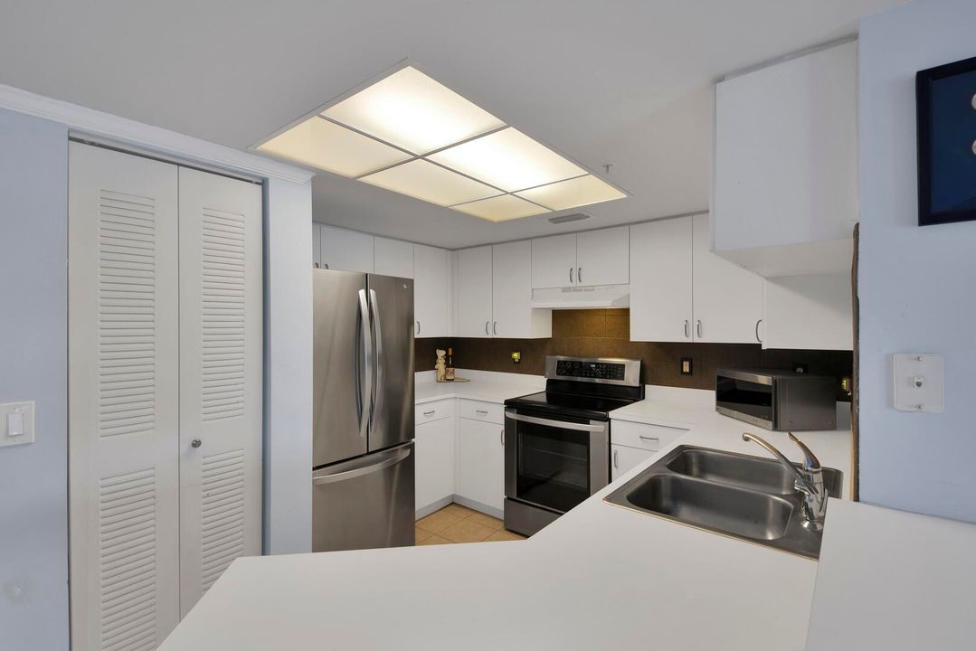 合同活跃: $299,500 (2 贝兹, 2 浴室, 1075 平方英尺)