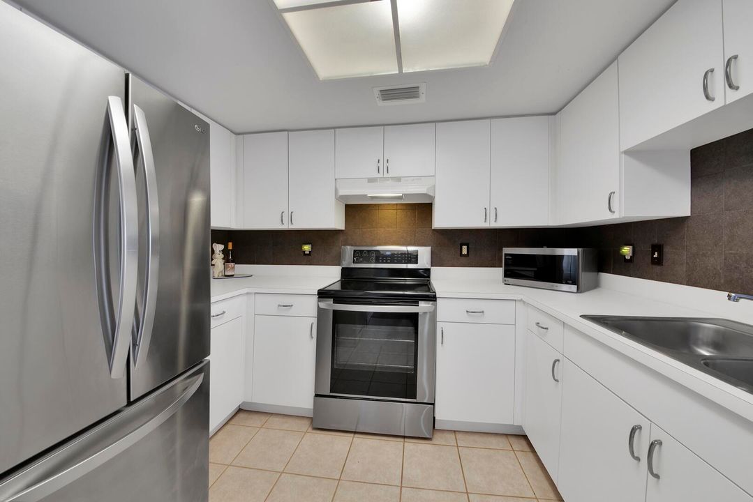 合同活跃: $299,500 (2 贝兹, 2 浴室, 1075 平方英尺)