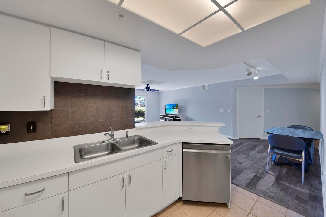 合同活跃: $299,500 (2 贝兹, 2 浴室, 1075 平方英尺)