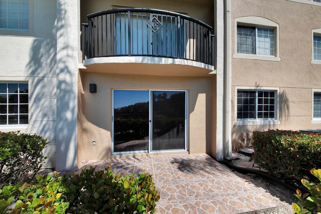 合同活跃: $299,500 (2 贝兹, 2 浴室, 1075 平方英尺)