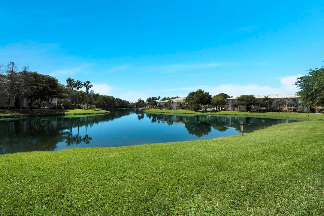 合同活跃: $299,500 (2 贝兹, 2 浴室, 1075 平方英尺)