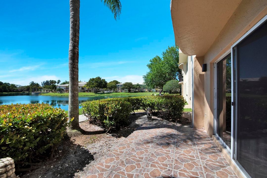 合同活跃: $299,500 (2 贝兹, 2 浴室, 1075 平方英尺)