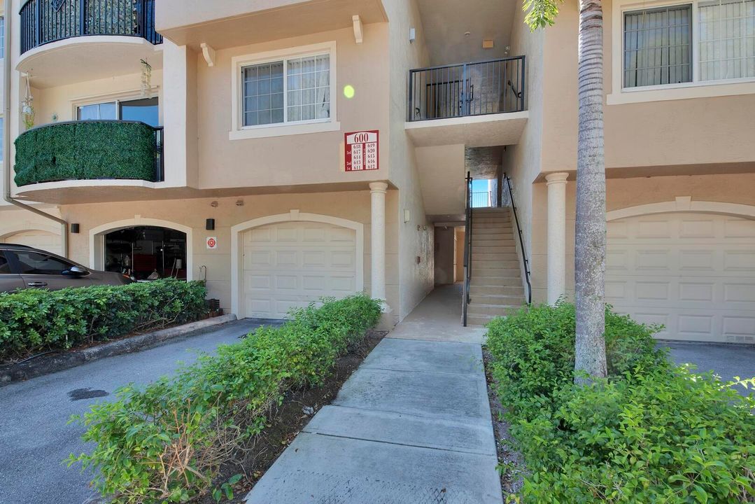 合同活跃: $299,500 (2 贝兹, 2 浴室, 1075 平方英尺)