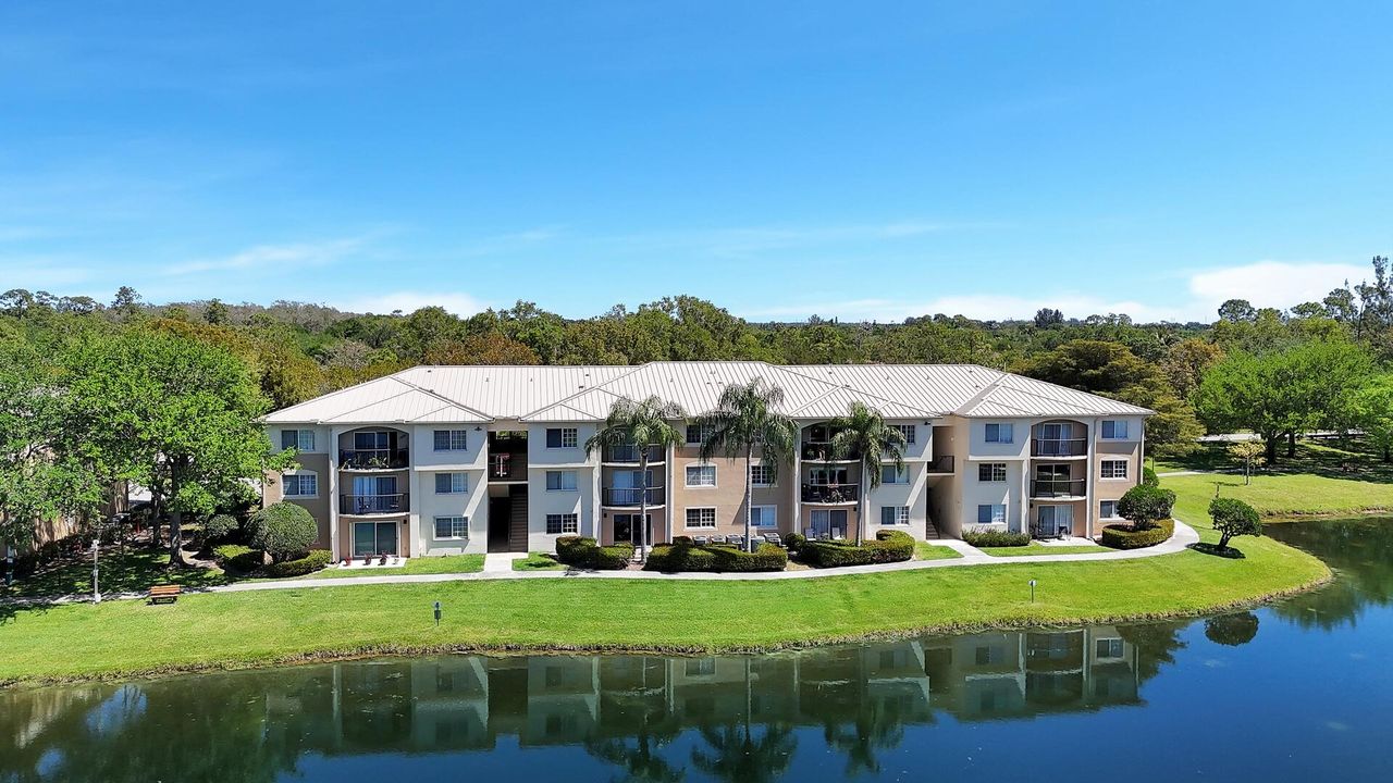 合同活跃: $299,500 (2 贝兹, 2 浴室, 1075 平方英尺)