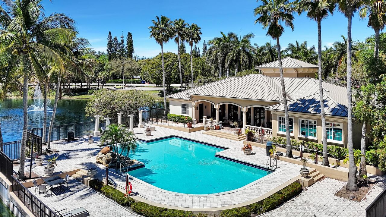 合同活跃: $299,500 (2 贝兹, 2 浴室, 1075 平方英尺)