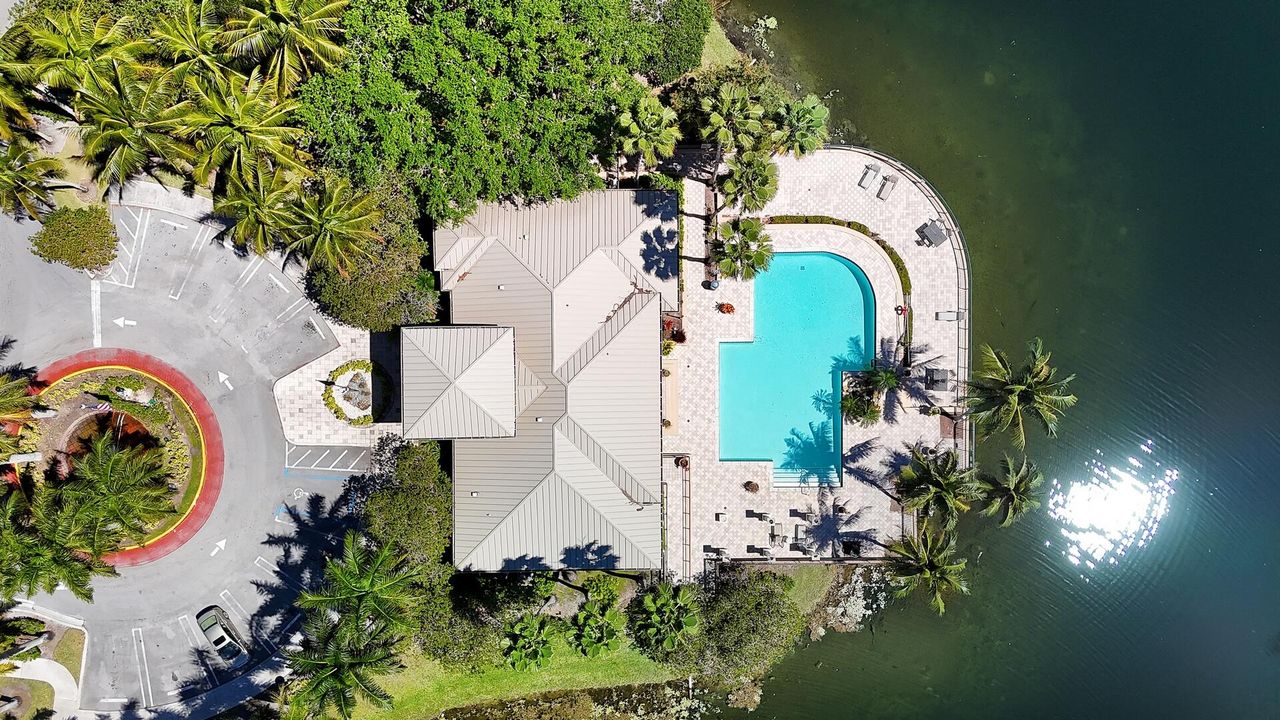 合同活跃: $299,500 (2 贝兹, 2 浴室, 1075 平方英尺)