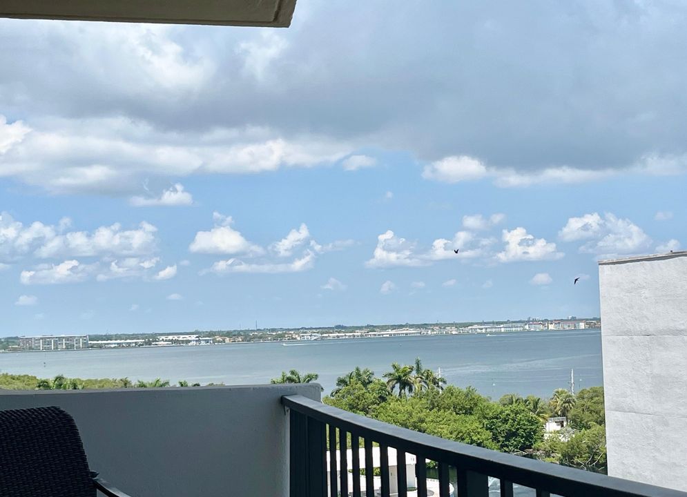 合同活跃: $7,500 (2 贝兹, 2 浴室, 1210 平方英尺)