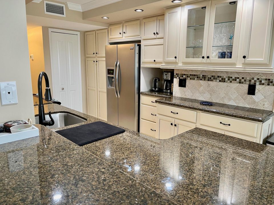 合同活跃: $7,500 (2 贝兹, 2 浴室, 1210 平方英尺)