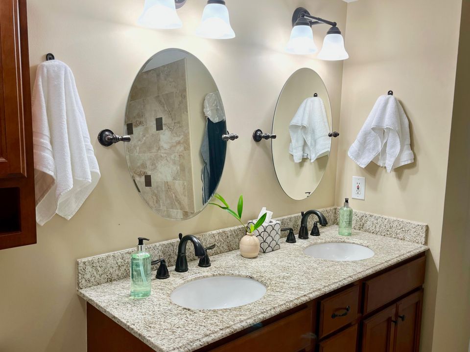 合同活跃: $7,500 (2 贝兹, 2 浴室, 1210 平方英尺)