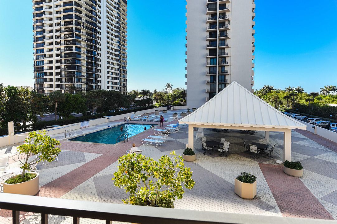 合同活跃: $7,500 (2 贝兹, 2 浴室, 1210 平方英尺)