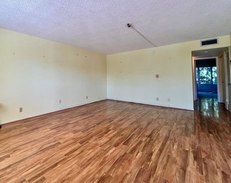 Под контрактом: $100,000 (2 спален, 2 ванн, 1062 Квадратных фут)