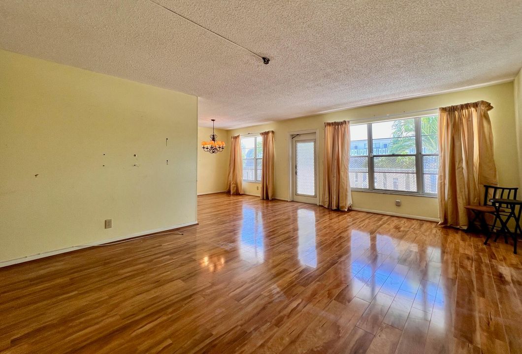 Под контрактом: $100,000 (2 спален, 2 ванн, 1062 Квадратных фут)