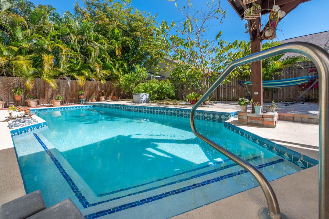 Active With Contract: $560,000 (3 beds, 2 baths, 1948 Square Feet)