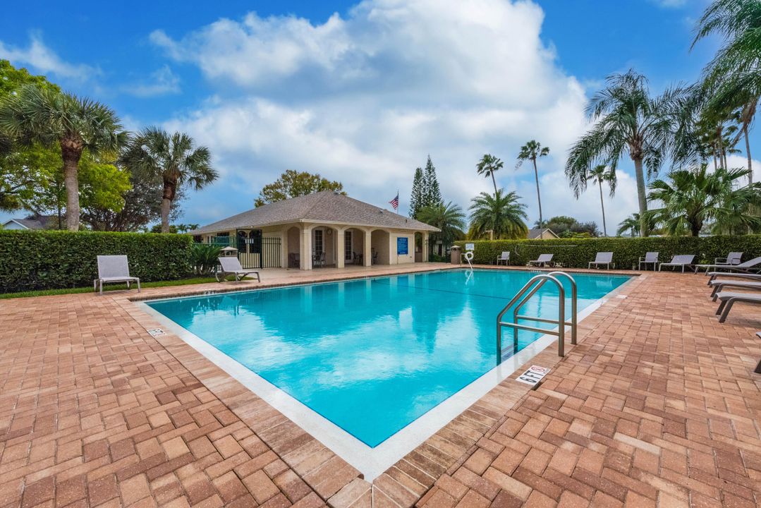 Active With Contract: $560,000 (3 beds, 2 baths, 1948 Square Feet)