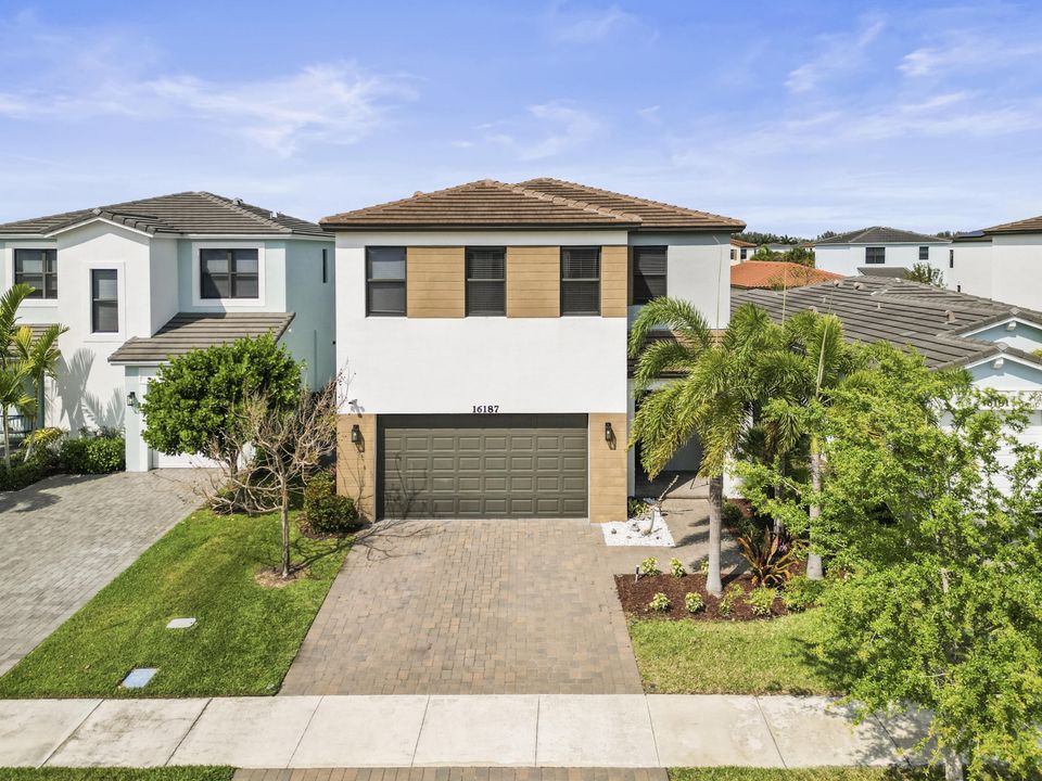 Recently Sold: $650,000 (4 beds, 2 baths, 2155 Square Feet)