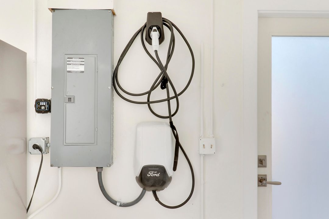 For Sale: $2,299,000 (4 beds, 2 baths, 2545 Square Feet)