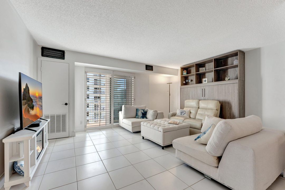 For Sale: $460,000 (1 beds, 1 baths, 900 Square Feet)