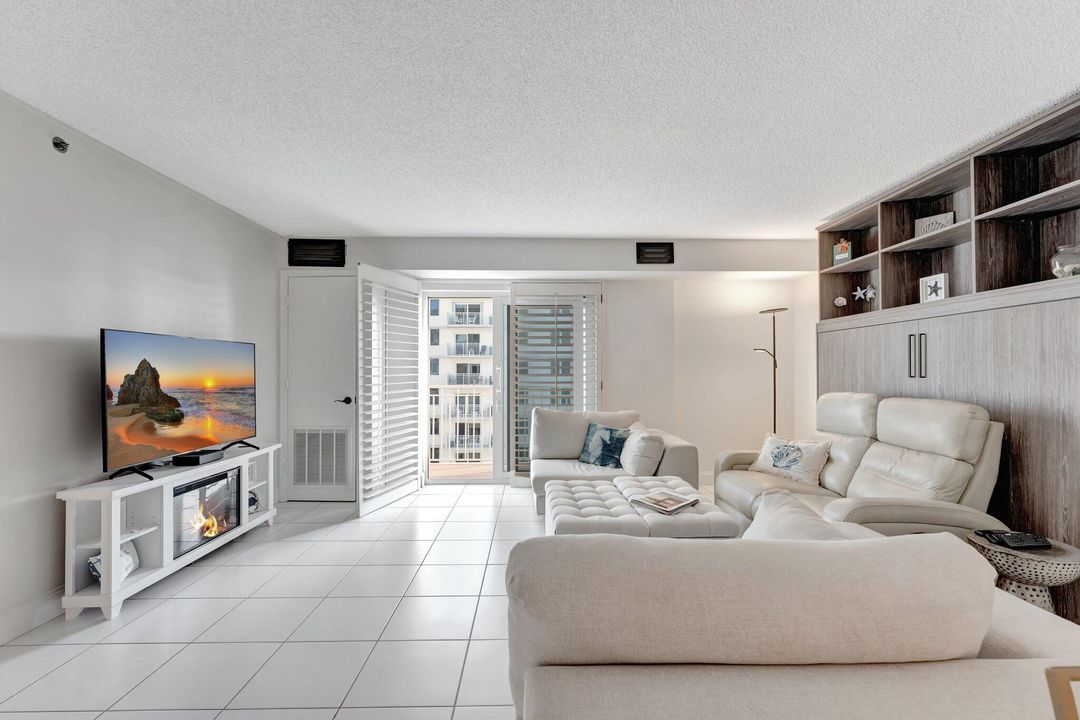 For Sale: $460,000 (1 beds, 1 baths, 900 Square Feet)