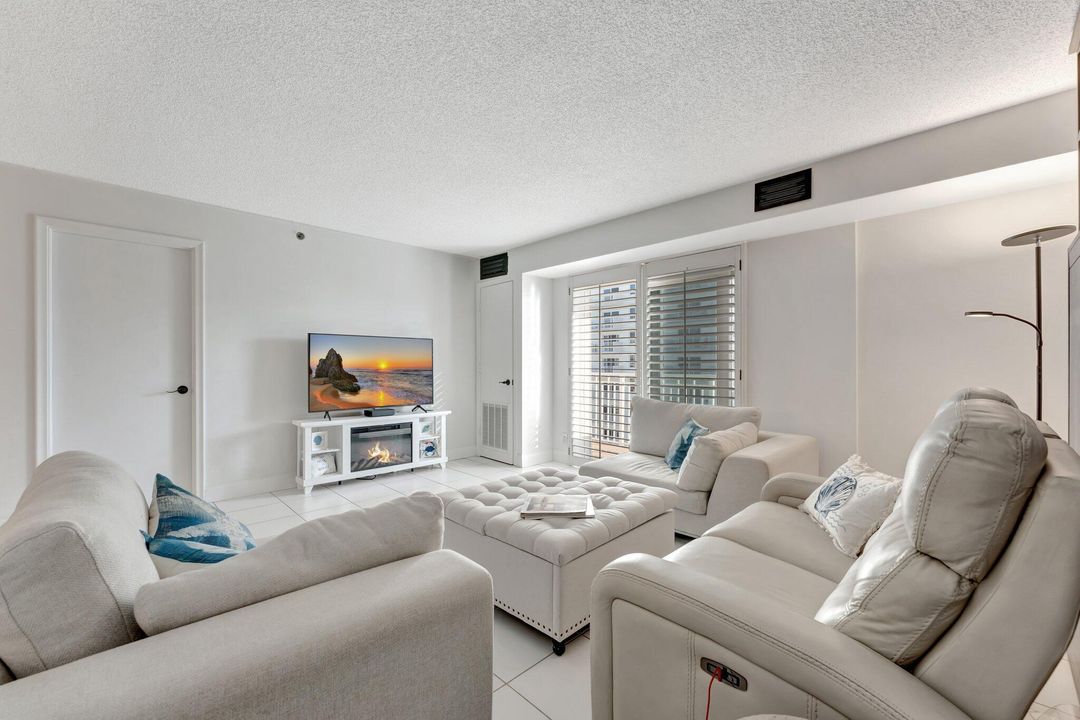 For Sale: $460,000 (1 beds, 1 baths, 900 Square Feet)