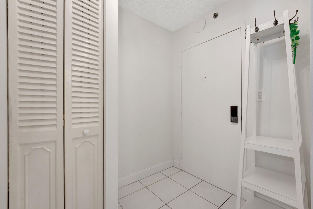 For Sale: $460,000 (1 beds, 1 baths, 900 Square Feet)