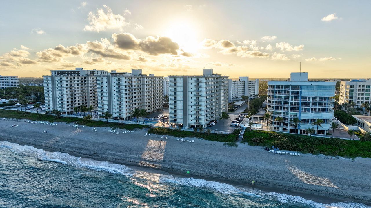 For Sale: $460,000 (1 beds, 1 baths, 900 Square Feet)