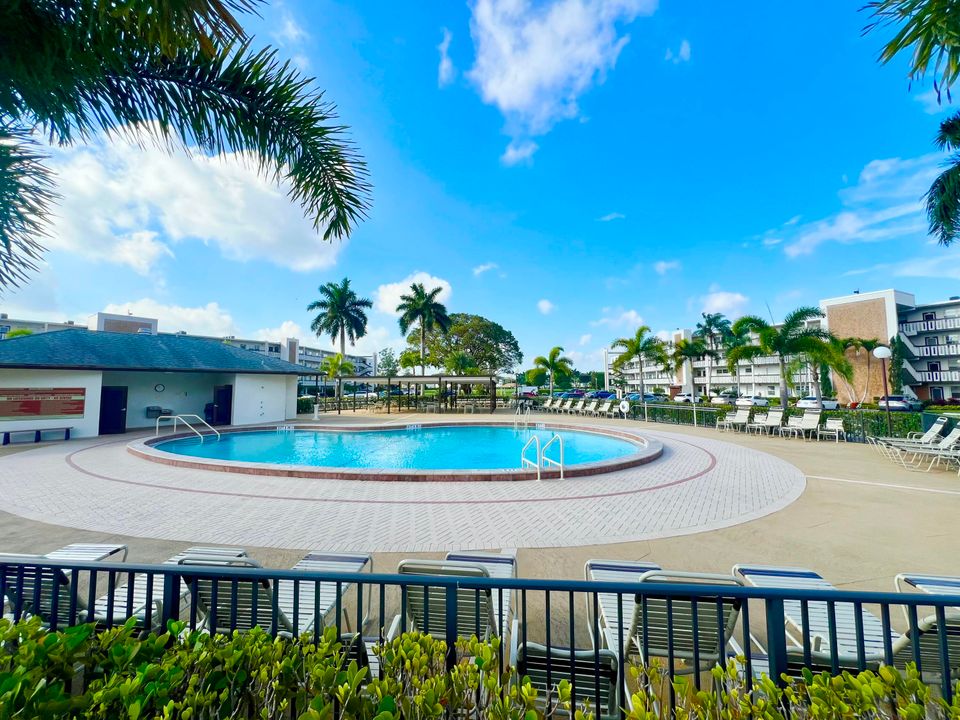 Recently Sold: $130,000 (2 beds, 2 baths, 896 Square Feet)