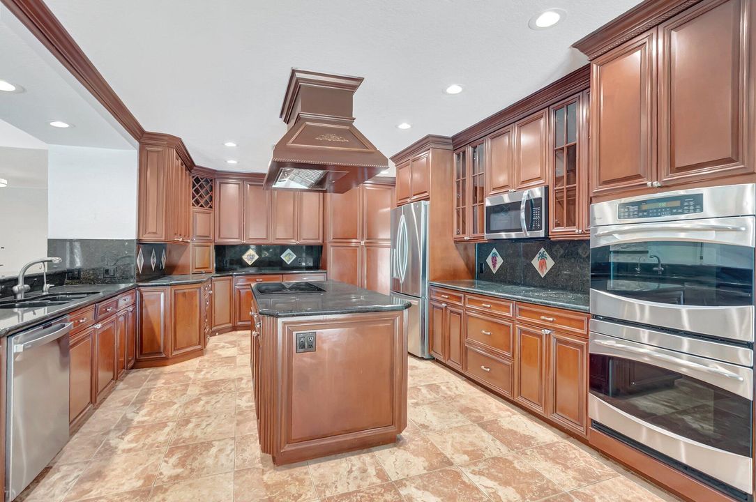 待售: $2,100,000 (6 贝兹, 6 浴室, 5958 平方英尺)