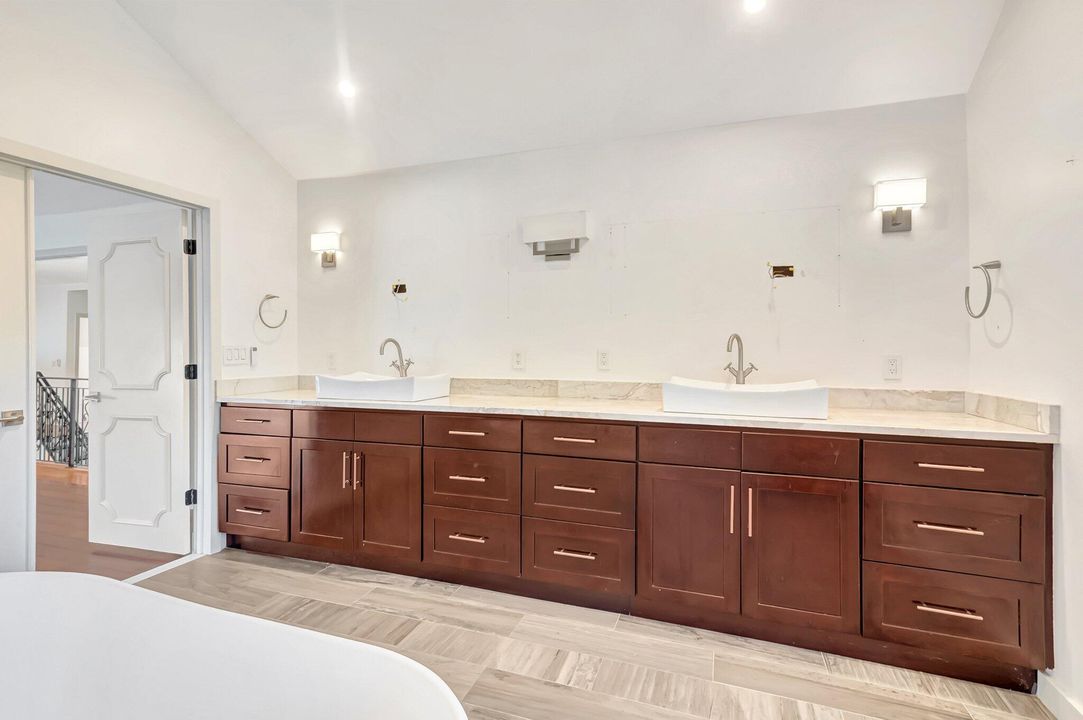 待售: $2,100,000 (6 贝兹, 6 浴室, 5958 平方英尺)