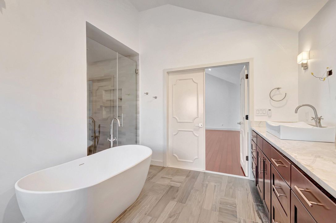 待售: $2,100,000 (6 贝兹, 6 浴室, 5958 平方英尺)