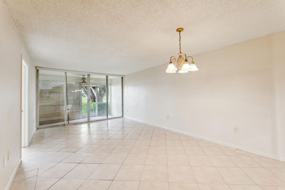 Active With Contract: $149,900 (2 beds, 2 baths, 1000 Square Feet)