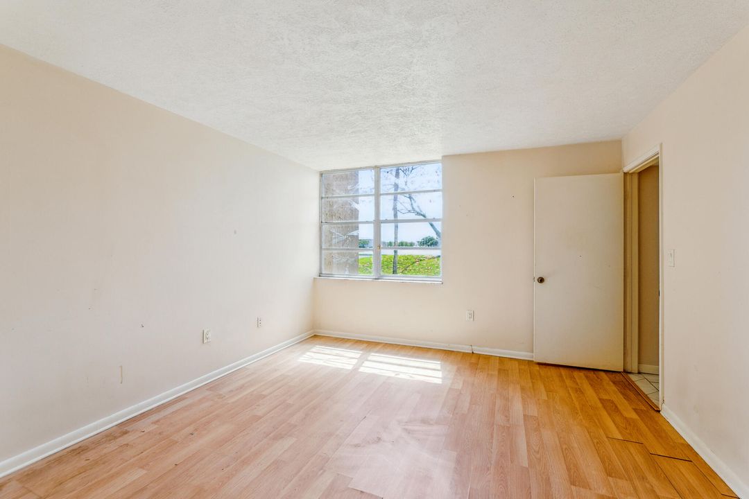 Active With Contract: $149,900 (2 beds, 2 baths, 1000 Square Feet)