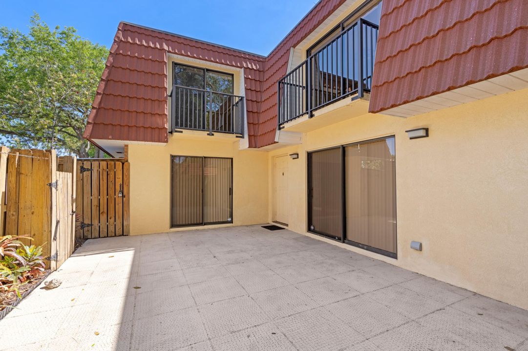 Recently Sold: $369,000 (2 beds, 2 baths, 1372 Square Feet)