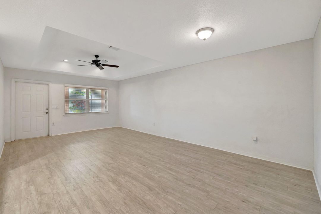 Под контрактом: $212,200 (2 спален, 2 ванн, 1230 Квадратных фут)