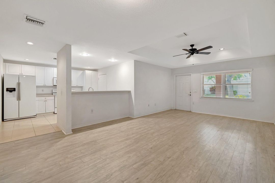 Под контрактом: $212,200 (2 спален, 2 ванн, 1230 Квадратных фут)