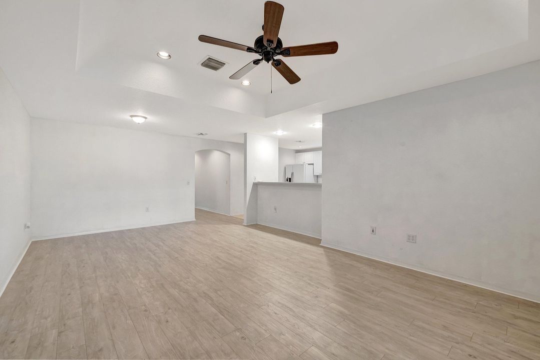 Под контрактом: $212,200 (2 спален, 2 ванн, 1230 Квадратных фут)