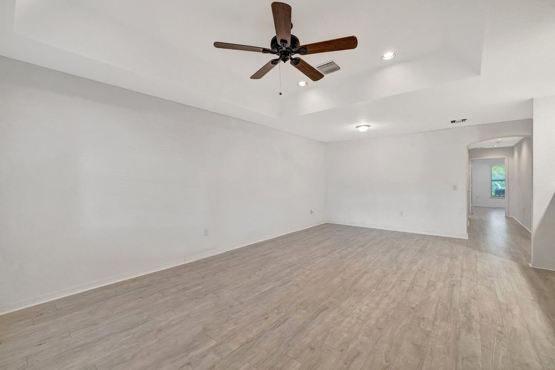 Под контрактом: $212,200 (2 спален, 2 ванн, 1230 Квадратных фут)