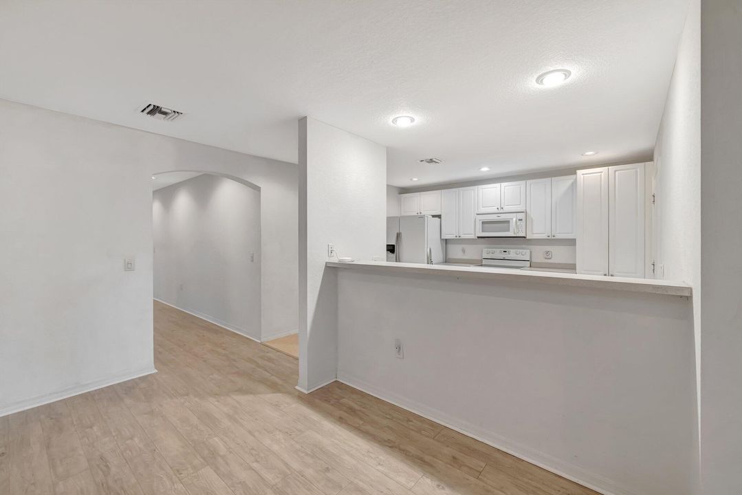 Под контрактом: $212,200 (2 спален, 2 ванн, 1230 Квадратных фут)