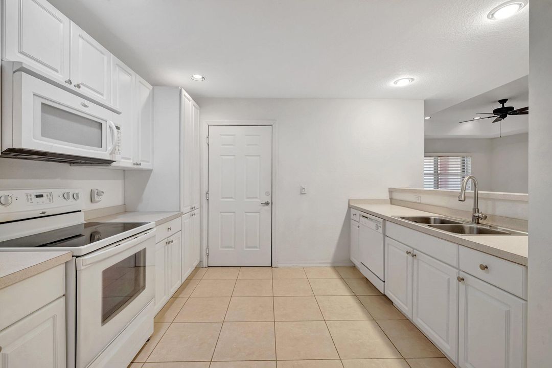 Под контрактом: $212,200 (2 спален, 2 ванн, 1230 Квадратных фут)