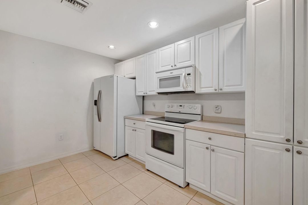 Под контрактом: $212,200 (2 спален, 2 ванн, 1230 Квадратных фут)