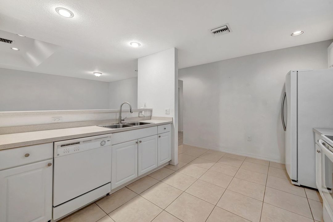 Под контрактом: $212,200 (2 спален, 2 ванн, 1230 Квадратных фут)